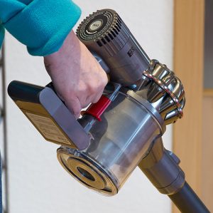 Dyson Digital Slim DC62 in der Hand