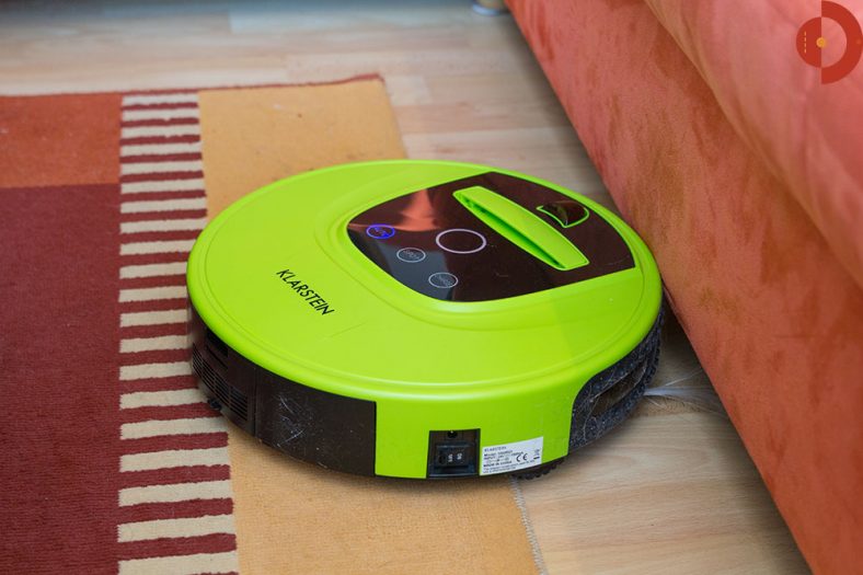 Klarstein-Cleanhero-Saugroboter-XR510D-couch-haenger