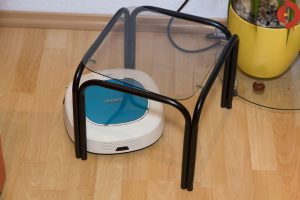 Test-Ecovacs-Deebot-D45-Schleift-Blumenstaender-umher