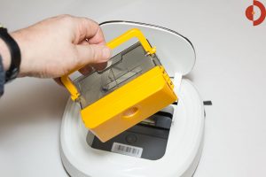 Test-Ecovacs-Deebot-D45-Schmutzbehaelter-entnehmen