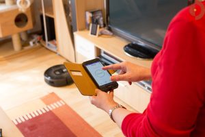 irobot-roomba-980-900er-Serie-Test-frau-smartphone