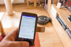 irobot-roomba-980-900er-Serie-Test-mann-smartphone2