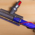 test-dyson-v8-absolute-buerste-entnehmen