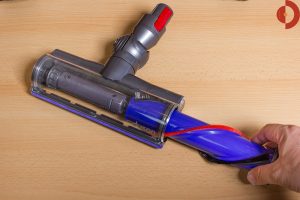 test-dyson-v8-absolute-buerste-entnehmen