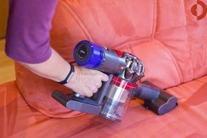 test-dyson-v8-absolute-couch-mini-buerste
