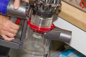 test-dyson-v8-absolute-schmutzbehaelter-entleeren