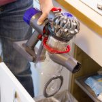 test-dyson-v8-absolute-schmutzbehaelter-entleeren2