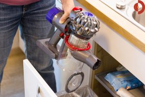 test-dyson-v8-absolute-schmutzbehaelter-entleeren2