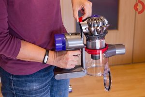 test-dyson-v8-absolute-schmutzbehaelter-entleeren3