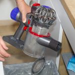 test-dyson-v8-absolute-schmutzbehaelter-entleeren5