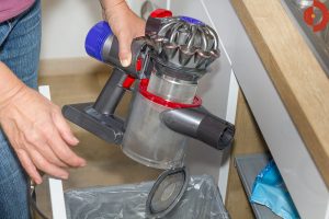 test-dyson-v8-absolute-schmutzbehaelter-entleeren5