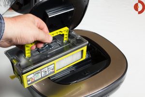 lg-hom-bot-vrd-830-mgpcm-test-schmutzbehaelter-entnehmen