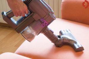 Dibea-F6-Akku-Staubsauger-Test-Handstaubsauger-Couch