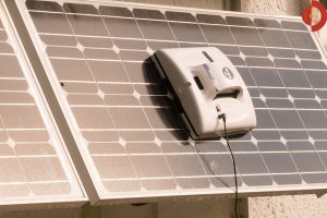 Fensterputzroboter-Test-Cop-Roce-X6-Solarmodule-reinigen