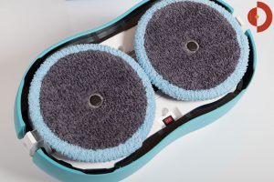 Moneual-RS500-Wischroboter-Wischpads-am-Geraet