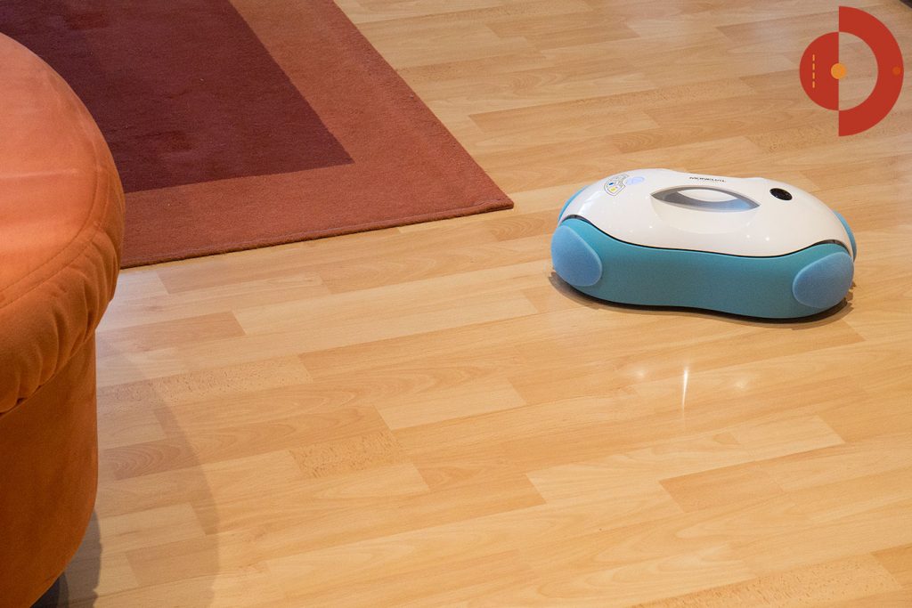 Moneual-RS500-Wischroboter-auf-Laminatboden