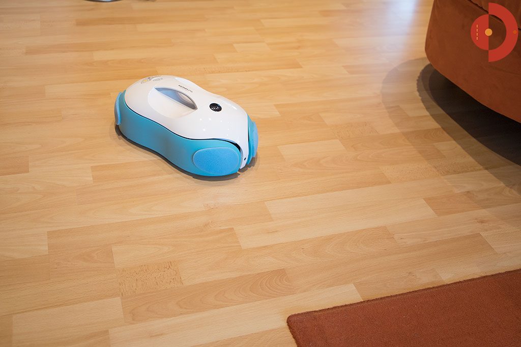 Moneual-RS500-Wischroboter-auf-Laminatboden2