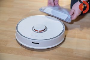 Xiaomi-Roborock-Robotic-Vacuum-Cleaner-Testbericht-Wischaufsatz-anbringen