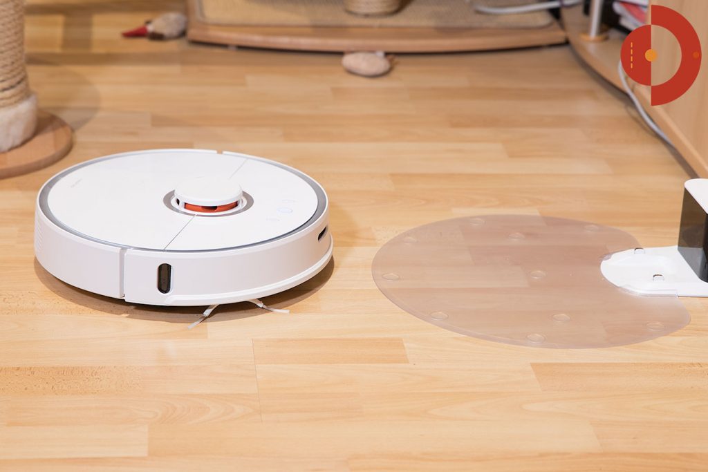 Xiaomi-Roborock-Robotic-Vacuum-Cleaner-Testbericht-an-Landestation2