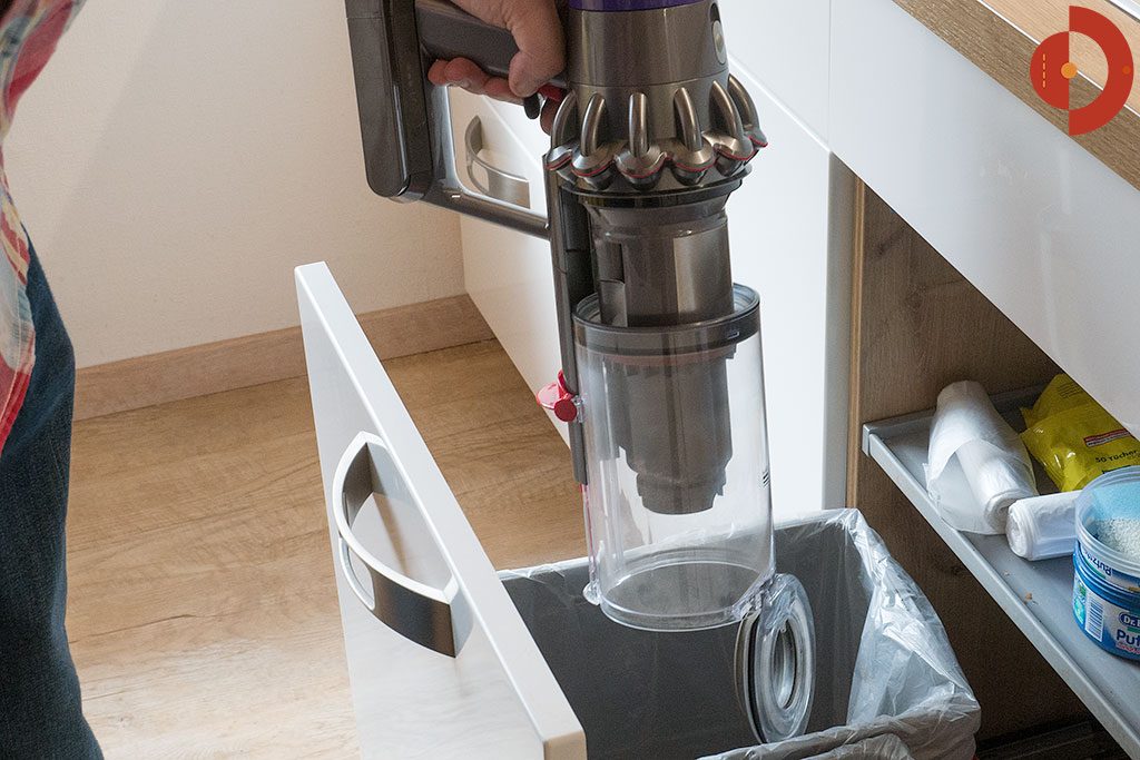 Dyson-Cyclone-V10-Absolute-Test-Entleeren
