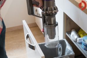 Dyson-Cyclone-V10-Absolute-Test-Entleeren