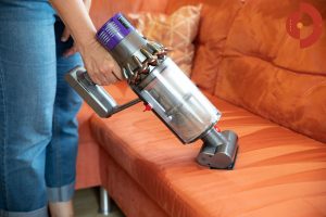 Dyson-Cyclone-V10-Absolute-Test-Frau-couch-saugen