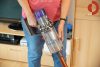 Dyson-Cyclone-V10-Absolute-Test-Frau-staubsaugt