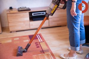Dyson-Cyclone-V10-Absolute-Test-Frau-staubsaugt3