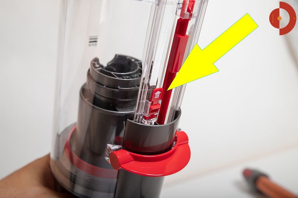 Dyson-Cyclone-V10-Absolute-Test-Schmutzbehaelter-abnehmen1