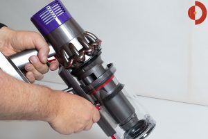 Dyson-Cyclone-V10-Absolute-Test-Schmutzbehaelter-oeffnen1