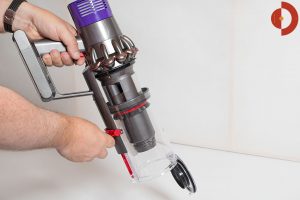 Dyson-Cyclone-V10-Absolute-Test-Schmutzbehaelter-oeffnen2