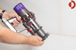 Dyson-Cyclone-V10-Absolute-Test-Schmutzbehaelter-oeffnen3