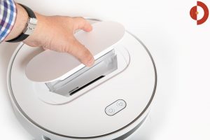 360-S6-Robot-Vacuum-Cleaner-Test-Schmutzbehaeltere-entnehmen