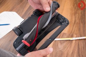 Akkustaubsauger-AEG-FX9-1-IBM-Test-Elektrobuerste-entnehmen