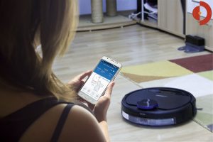 Deebot-OZMO-930-Frau-Smartphone-Karte-reinigen