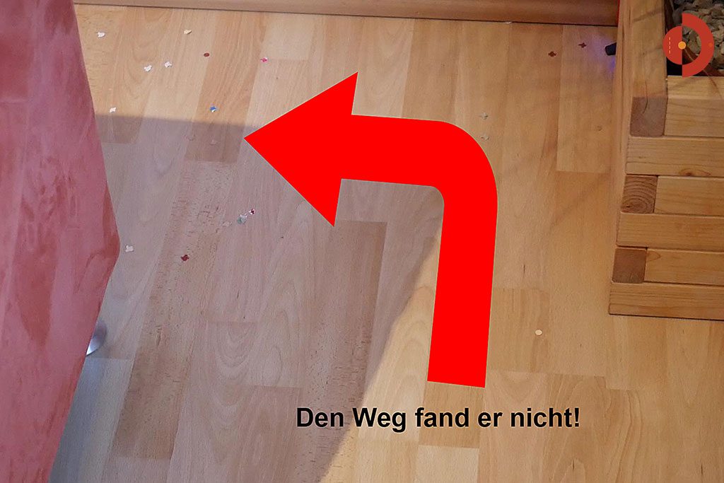 Hinter der Couch saugt er einfach nicht