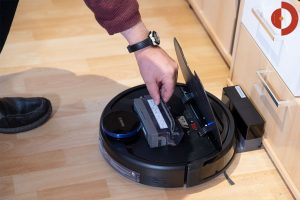 Ecovacs-Robotics-Deebot-OZMO-930-Test-Schmutzbehaelter3