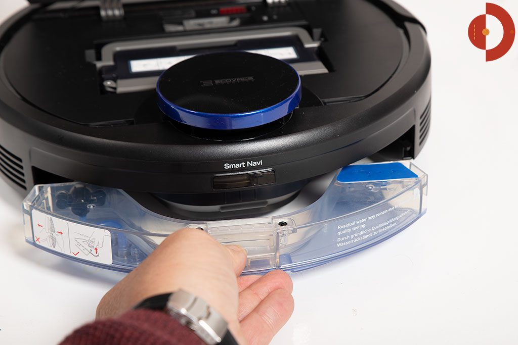 Ecovacs-Robotics-Deebot-OZMO-930-Test-Wassertank3