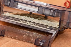 ilife-a8-test-beetles-schmutzfach-ueberfuellt-4