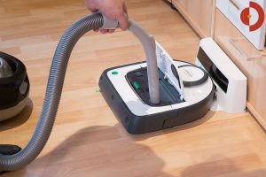 Vorwerk-VR300-Test-Vorwerk-Kobold-mit-Staubsauger-entleeren