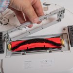 Roborock-S6-Test-Saugroboter-Buerstenfach.
