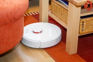 Roborock-S6-Test-Saugroboter-unter-Tisch