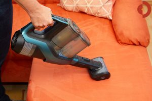 Philips-SpeedPro-Max-Plus-Aqua-XC8147-Test-Couch-saugen