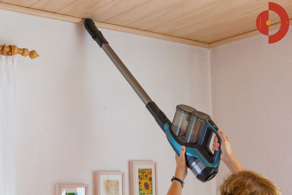 Philips-SpeedPro-Max-Plus-Aqua-XC8147-Test-Decke-saugen