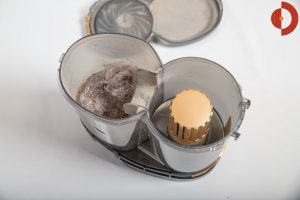 Philips-SpeedPro-Max-Plus-Aqua-XC8147-Test-Schmutzbehaelter-geoeffnet-2