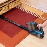 Philips-SpeedPro-Max-Plus-Aqua-XC8147-Test-unter-Tisch-saugen2
