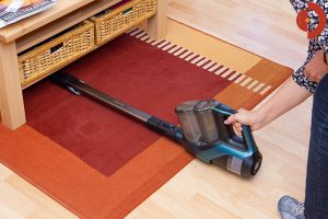 Philips-SpeedPro-Max-Plus-Aqua-XC8147-Test-unter-Tisch-saugen2