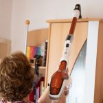 Rowenta-Air-Force-Flex-560-RH9474WO-Test-auf-Schrank-saugen-2