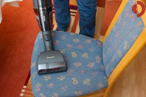 Miele-Triflex-HX1-Cat-Dog-3-Test-Stuhl-saugen