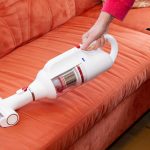 PUPPYOO-T10-Mix-Akkustaubsauger-Test-Wohnraum-Couch-saugen